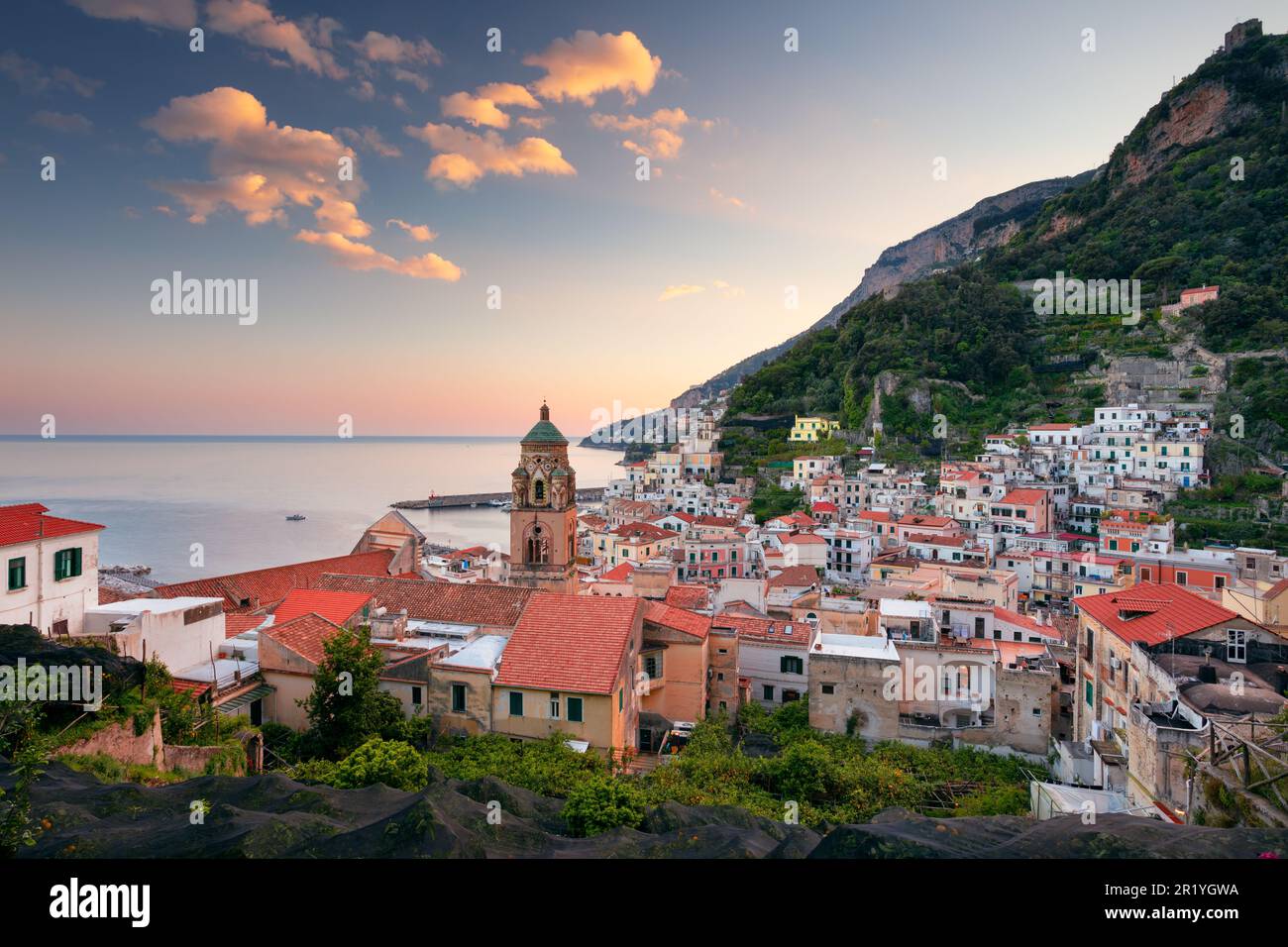 Amalfi, Italia. Immagine del paesaggio urbano della famosa città costiera di Amalfi, situata sulla Costiera Amalfitana, Italia al tramonto. Foto Stock