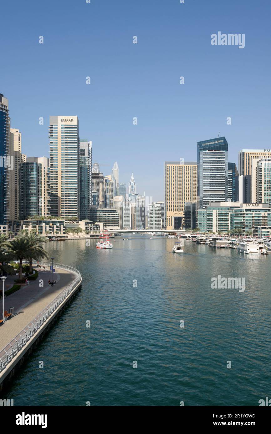 Dubai Marina è un quartiere sul lungomare artificiale con grattacieli, yacht di lusso, viali e ristoranti, Dubai, Emirati Arabi Uniti Foto Stock