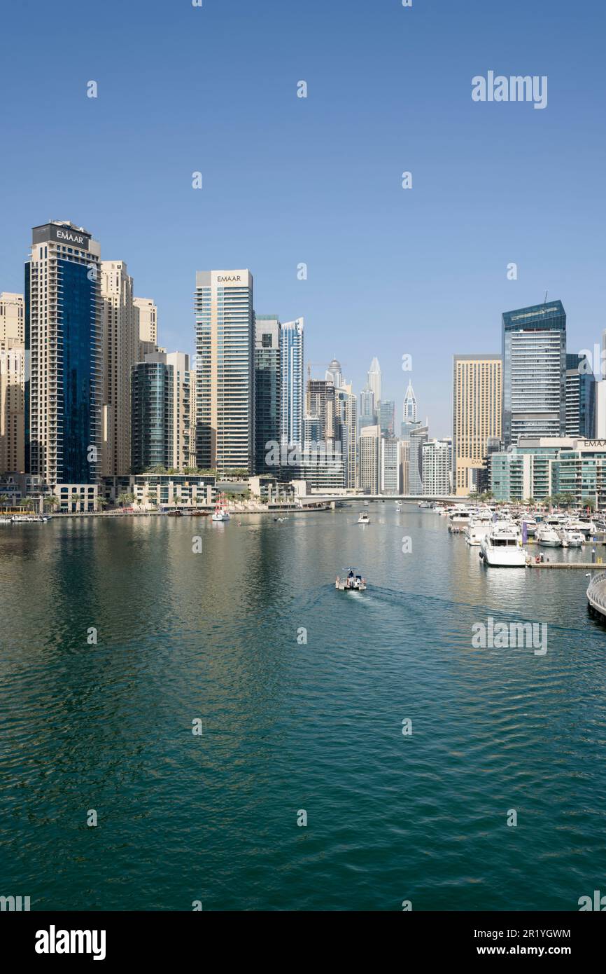 Dubai Marina è un quartiere sul lungomare artificiale con grattacieli, yacht di lusso, viali e ristoranti, Dubai, Emirati Arabi Uniti Foto Stock