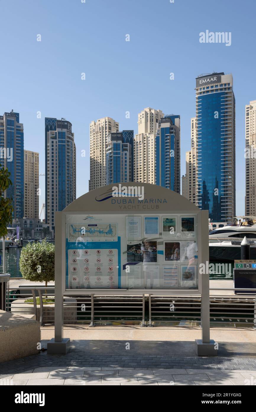 Dubai Marina è un quartiere sul lungomare artificiale con grattacieli, yacht di lusso, viali e ristoranti, Dubai, Emirati Arabi Uniti Foto Stock