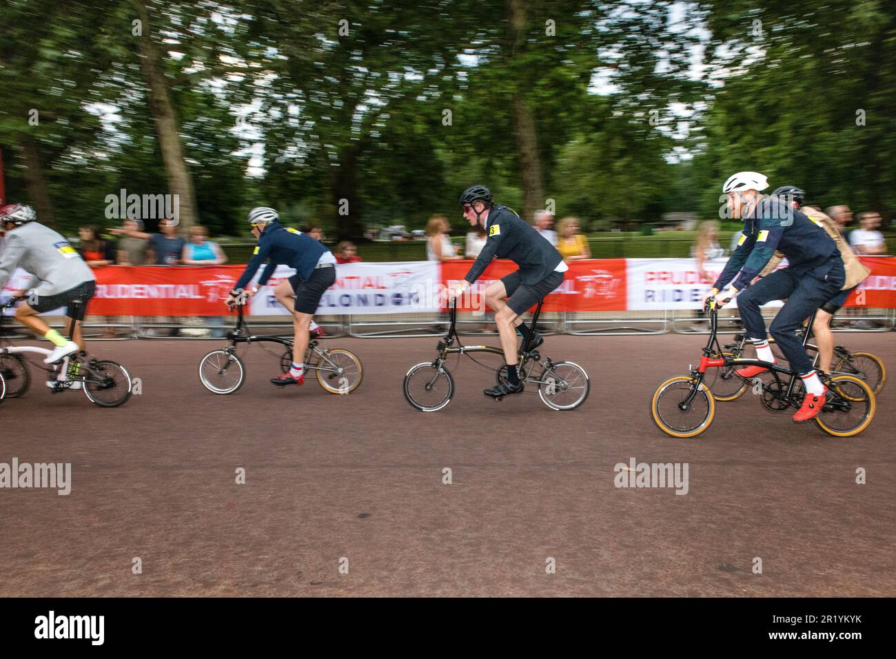 Prudenziale RideLondon 2019 Brompton World Championship, corse lungo la posta, Buckingham Palace, Londra Foto Stock