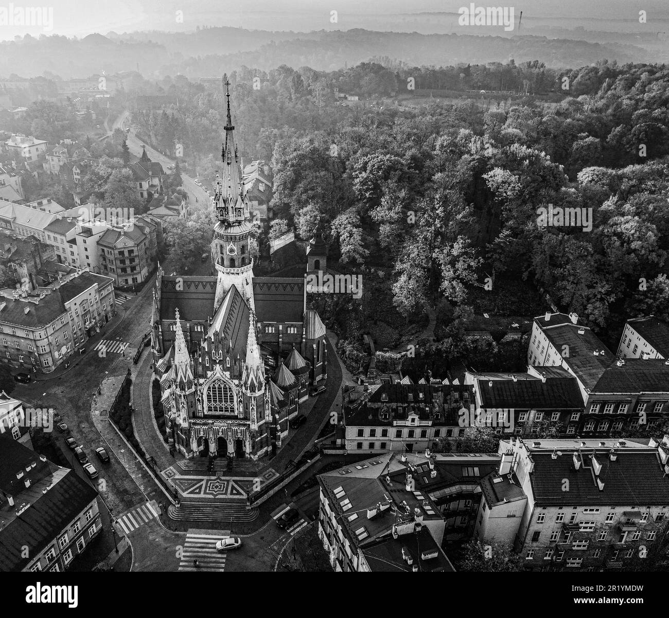 St Chiesa di Giuseppe, Podgórze, Kraków, Cracovia, Polonia, Europa, vista aerea, da drone. Piazza Podgórski , le colline di Krzemionki, il parco Bednarski. Foto Stock