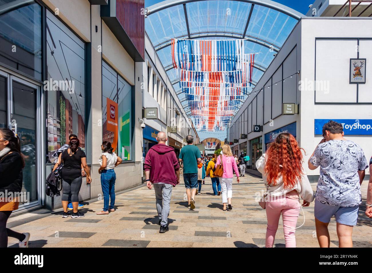 Gli amanti dello shopping nel centro commerciale Lexicon di Bracknell, Regno Unito. Una giornata di sole e la strada è affollata. Foto Stock