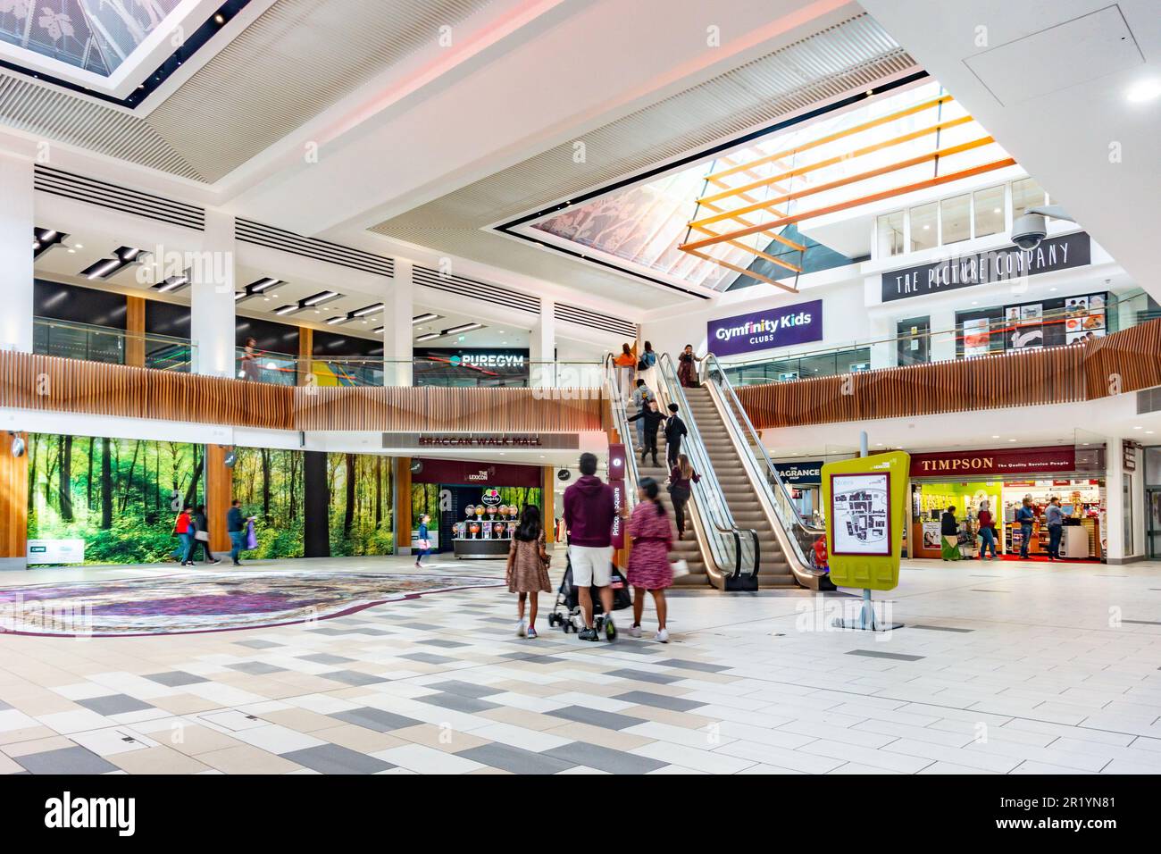 All'interno di un centro commerciale a Bracknell, Regno Unito, che ora fa parte del rinnovato Lexicon Centre. Foto Stock