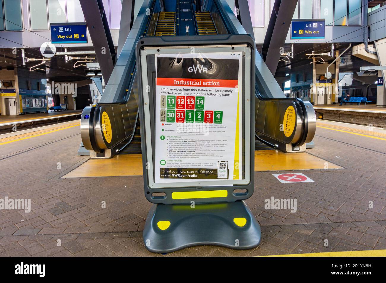 Un avviso nella parte inferiore delle scale mobili sulla piattaforma della stazione ferroviaria di Reading avverte le persone di futuri disagi dovuti ad azioni industriali. Foto Stock