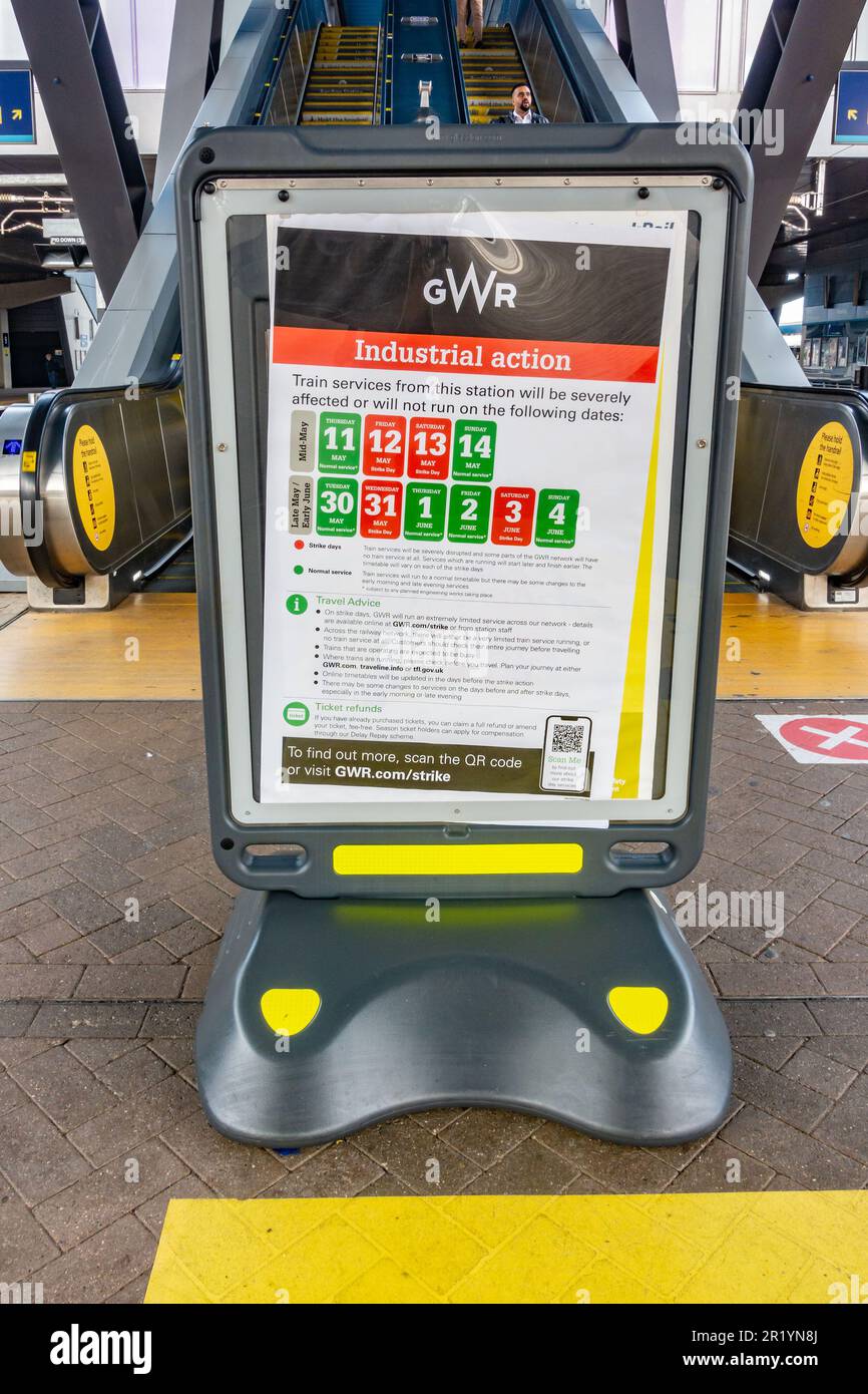 Un avviso nella parte inferiore delle scale mobili sulla piattaforma della stazione ferroviaria di Reading avverte le persone di futuri disagi dovuti ad azioni industriali. Foto Stock