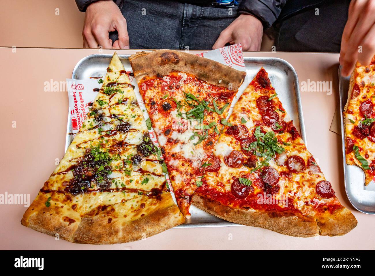 Guardando giù a tre fette di pizza acquistato per il pranzo in un food Court a Londra, Regno Unito Foto Stock