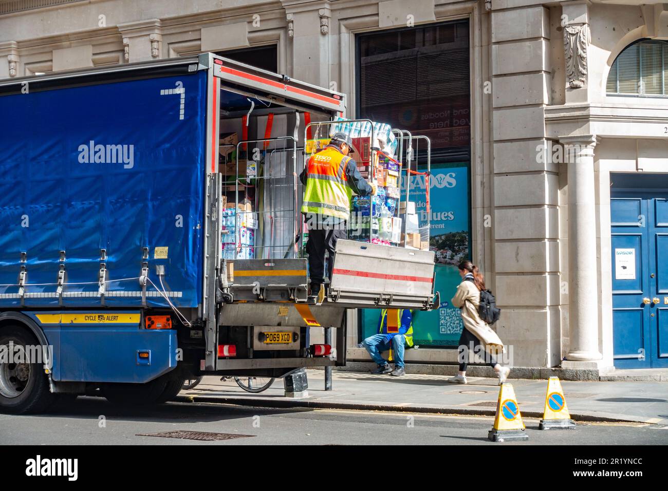 Le merci vengono scaricate dal retro di un camion a Great Russel Street per rifornire un negozio locale. Foto Stock