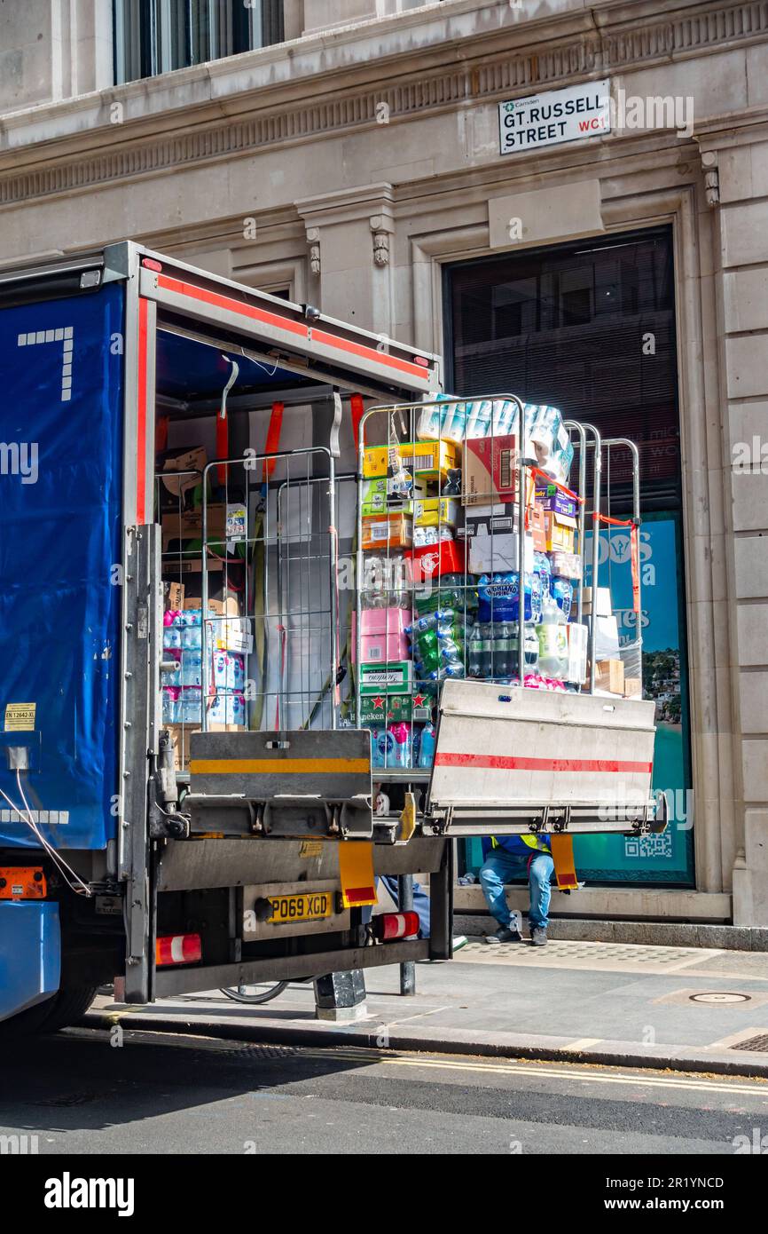 Le merci vengono scaricate dal retro di un camion a Great Russel Street per rifornire un negozio locale. Foto Stock