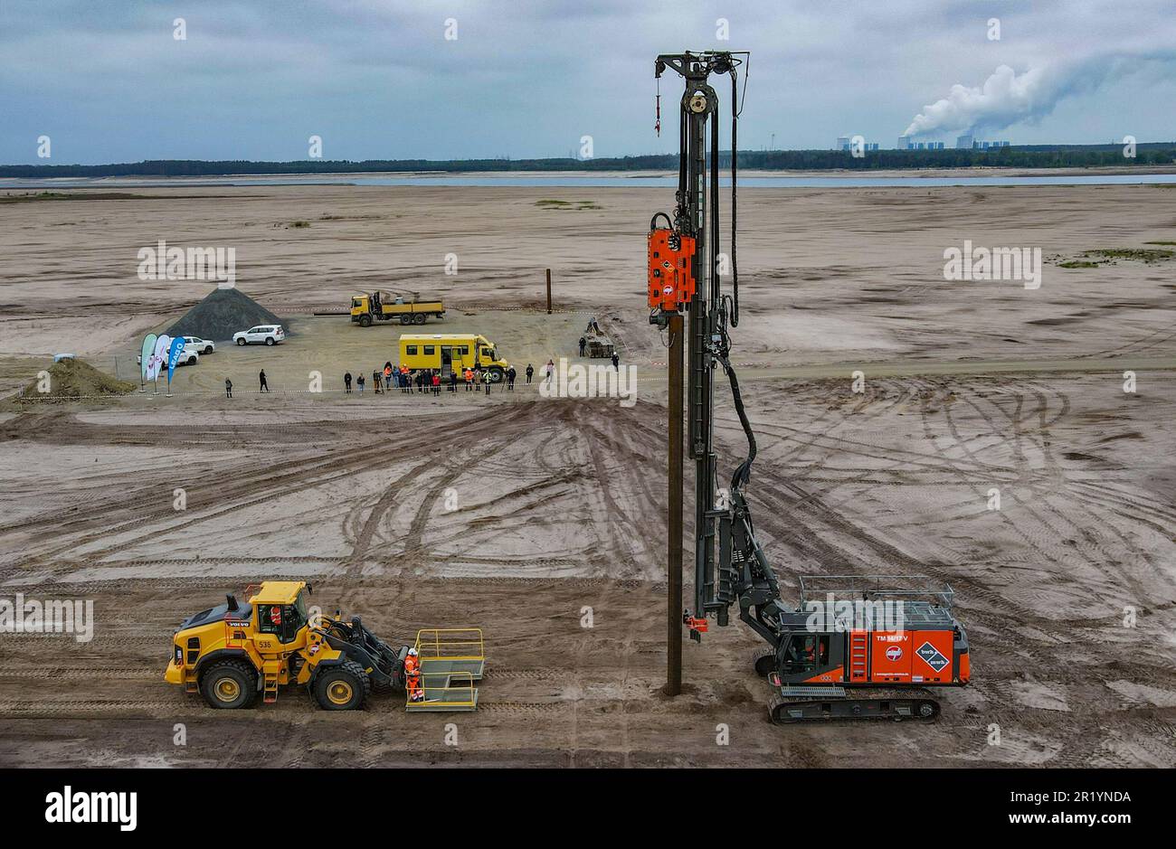 16 maggio 2023, Brandeburgo, Cottbus: I cosiddetti delfini, tubi d'acciaio utilizzati come punti di attacco, vengono portati a terra sul sito del futuro Mar Baltico durante la costruzione di un impianto fotovoltaico galleggiante (vista aerea presa da un drone). L'impianto solare galleggiante da 29 MWp sul futuro Mar Baltico di Cottbus sarà uno dei più grandi impianti fotovoltaici galleggianti d'Europa una volta completato, secondo le informazioni dell'azienda; E darà un contributo decisivo all'approvvigionamento energetico del quartiere portuale neutrale dal punto di vista climatico, progettato dalla città di Cottbus. Foto: Patrick Pleul/dpa Foto Stock