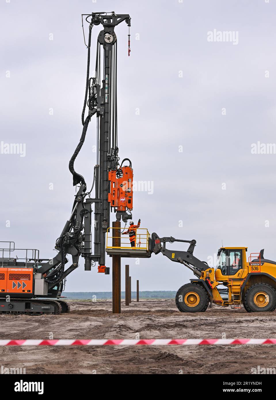 Cottbus, Germania. 16th maggio, 2023. I cosiddetti delfini, tubi d'acciaio utilizzati come punti di attacco, vengono portati a terra sul sito del futuro Mar Baltico durante la costruzione di un impianto fotovoltaico galleggiante (vista aerea presa dal drone). L'impianto solare galleggiante da 29 MWp sul futuro Mar Baltico di Cottbus sarà uno dei più grandi impianti fotovoltaici galleggianti d'Europa una volta completato, secondo le informazioni dell'azienda, e darà un contributo decisivo all'approvvigionamento energetico del quartiere portuale neutro dal clima, progettato dalla città di Cottbus. Credit: Patrick Pleul/dpa/Alamy Live News Foto Stock