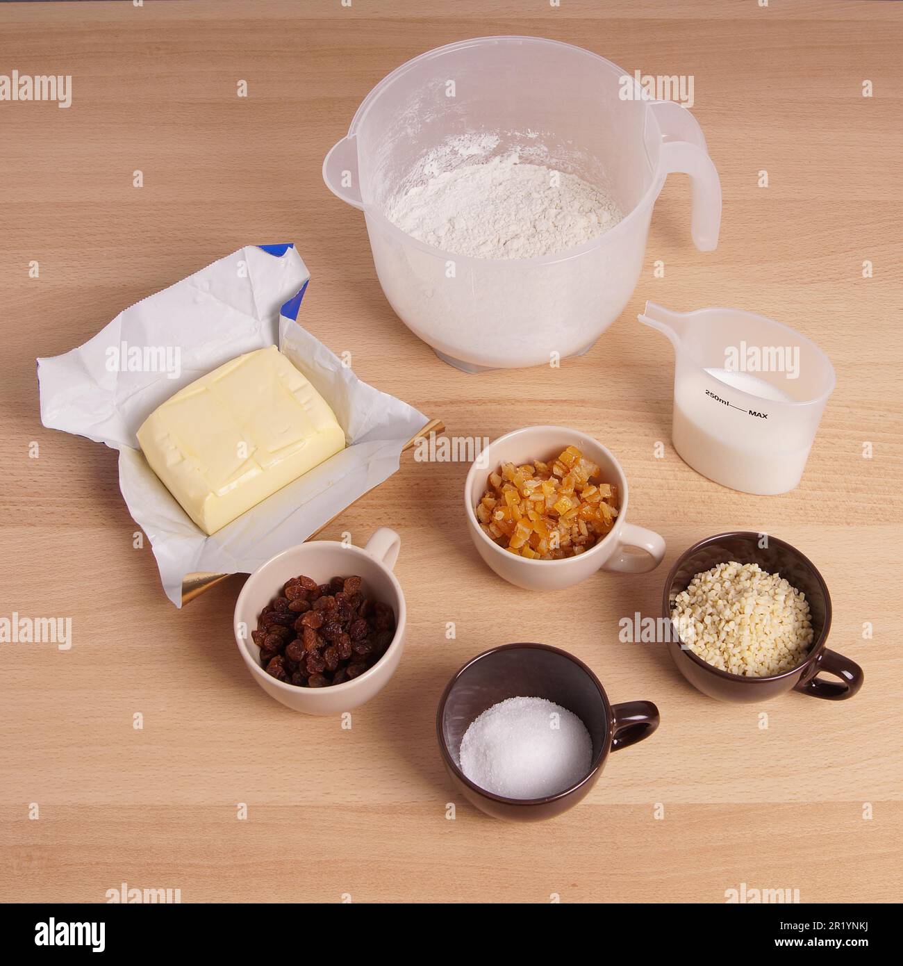 Cottura degli ingredienti per una torta di frutta stollen Foto Stock