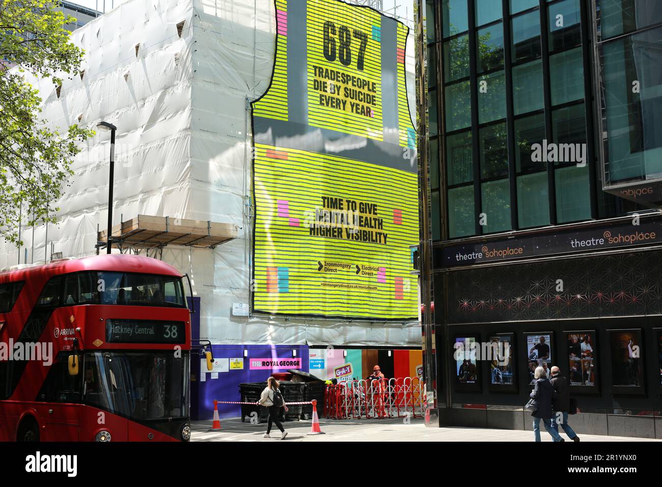 Londra, Regno Unito. 16 maggio 2023. Nel centro di Londra è stata eretta una gigantesca opera d'arte composta da 687 giubbotti ad alta visibilità, per commemorare il numero medio di commercianti che ogni anno perdono la vita per suicidio. Il murale alto 12 metri appena fuori Charing Cross Road, nel cuore del West End di Londra, è stato creato per celebrare la Mental Health Awareness Week, iniziata lunedì 15 maggio. Il West End mostra, recando le parole “tempo di dare maggiore visibilità alla salute mentale”. È stato svelato da IronmongeryDirect ed ElectricalDirect. Credit: Waldemar Sikora/Alamy Live News Foto Stock