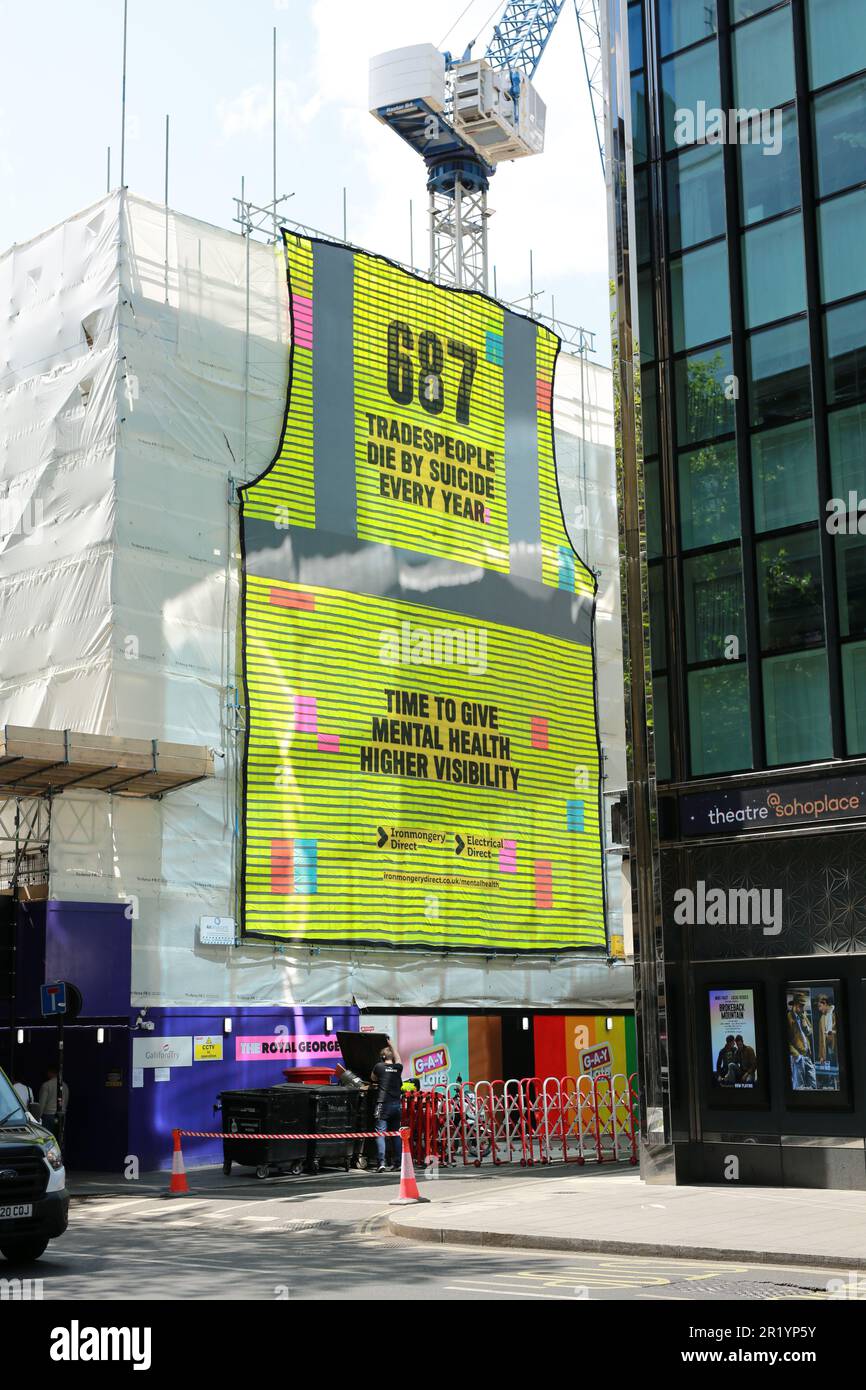 Londra, Regno Unito. 16 maggio 2023. Nel centro di Londra è stata eretta una gigantesca opera d'arte composta da 687 giubbotti ad alta visibilità, per commemorare il numero medio di commercianti che ogni anno perdono la vita per suicidio. Il murale alto 12 metri appena fuori Charing Cross Road, nel cuore del West End di Londra, è stato creato per celebrare la Mental Health Awareness Week, iniziata lunedì 15 maggio. Il West End mostra, recando le parole “tempo di dare maggiore visibilità alla salute mentale”. È stato svelato da IronmongeryDirect ed ElectricalDirect. Credit: Waldemar Sikora/Alamy Live News Foto Stock