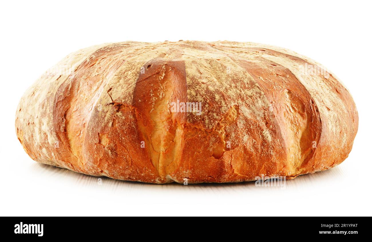 Grande pagnotta di pane tradizionalmente cotto isolato su bianco Foto Stock
