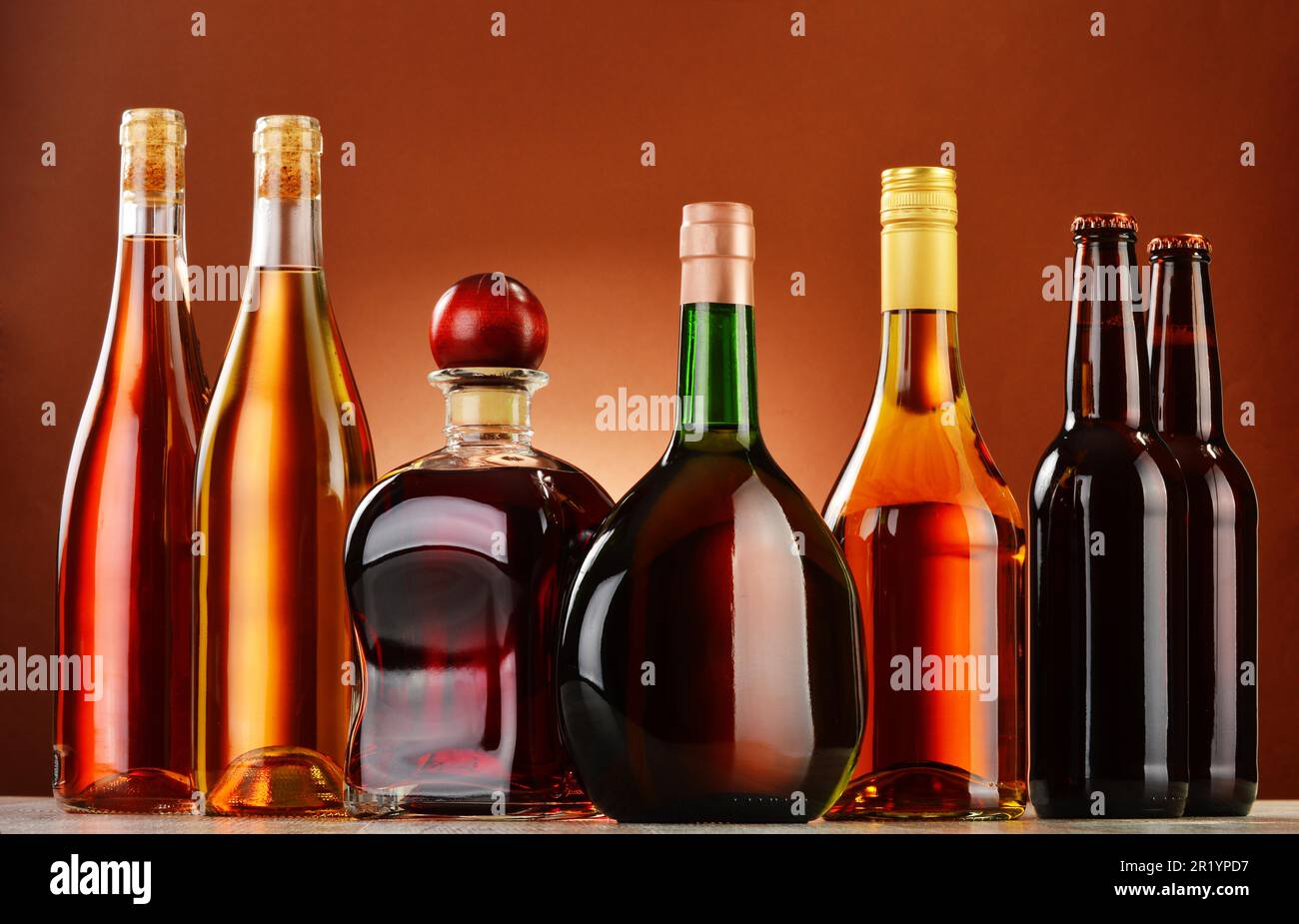 Bottiglie di un assortimento di bevande alcoliche Foto Stock