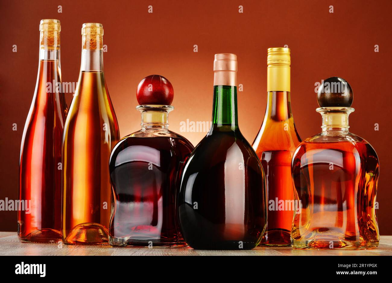 Bottiglie di un assortimento di bevande alcoliche Foto Stock