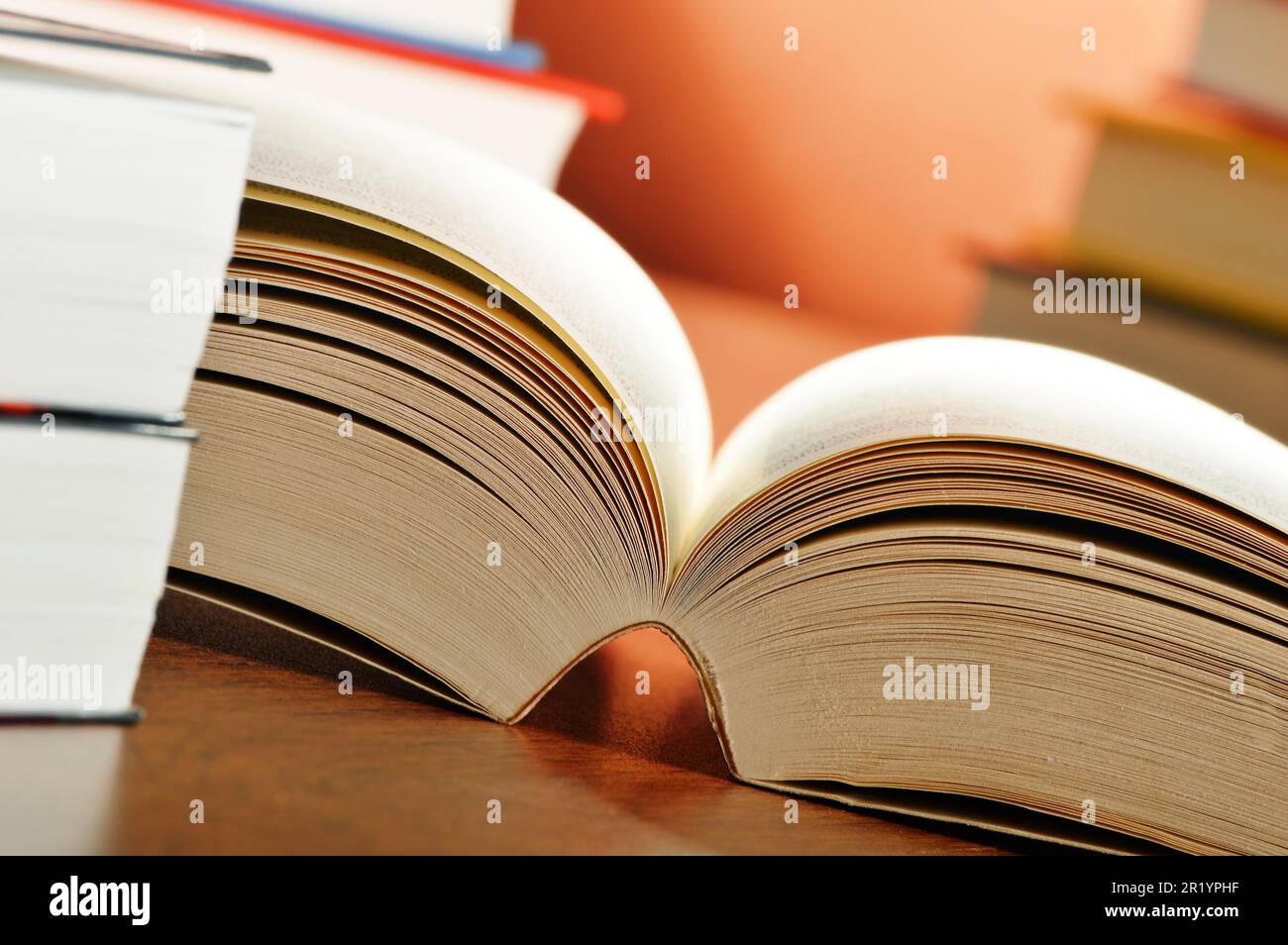 Composizione con i libri sul tavolo Foto Stock