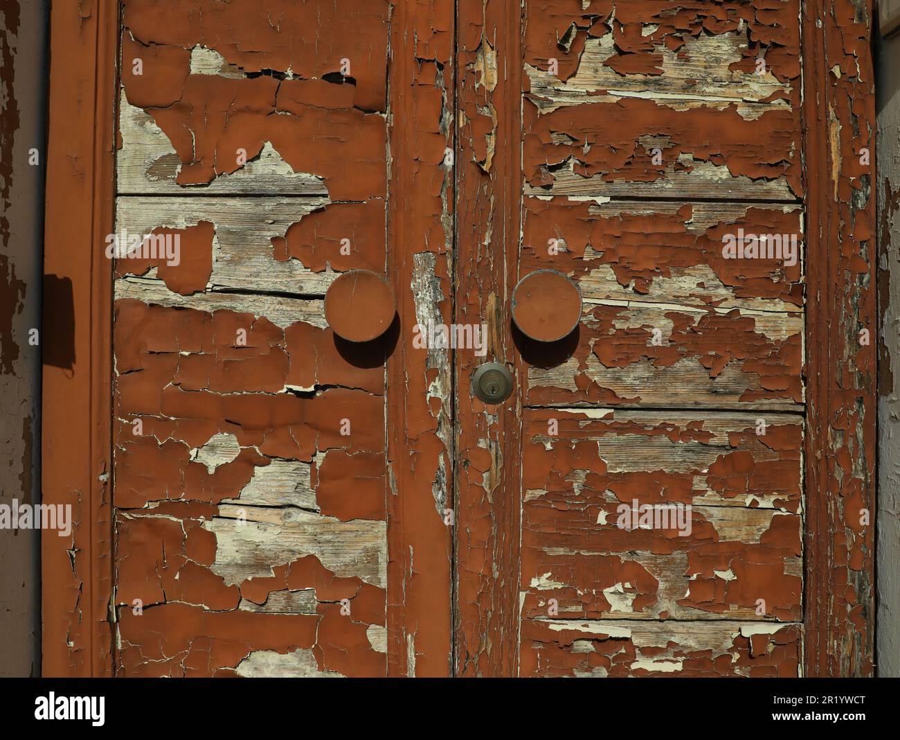 Vecchia porta con vernice shabby all'aperto, primo piano Foto Stock