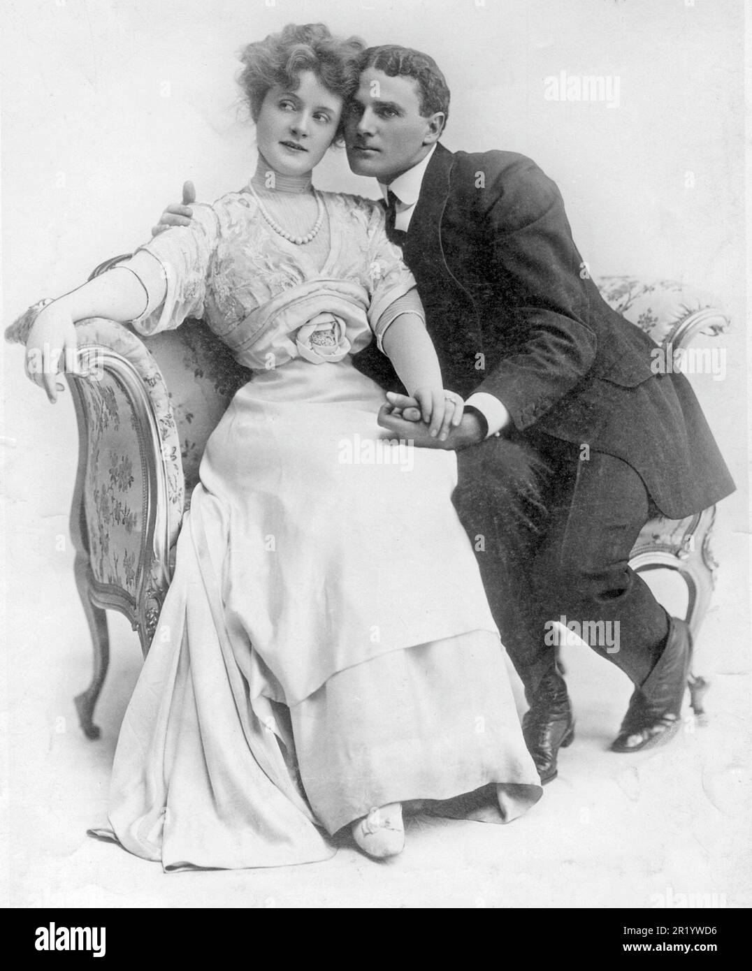Amanti. Attori di scena americani Billie Burke e Cyril Keightley in un momento tenero in connessione con loro comparso nel musical di Broadway 'Love watches' 1908. Foto Stock