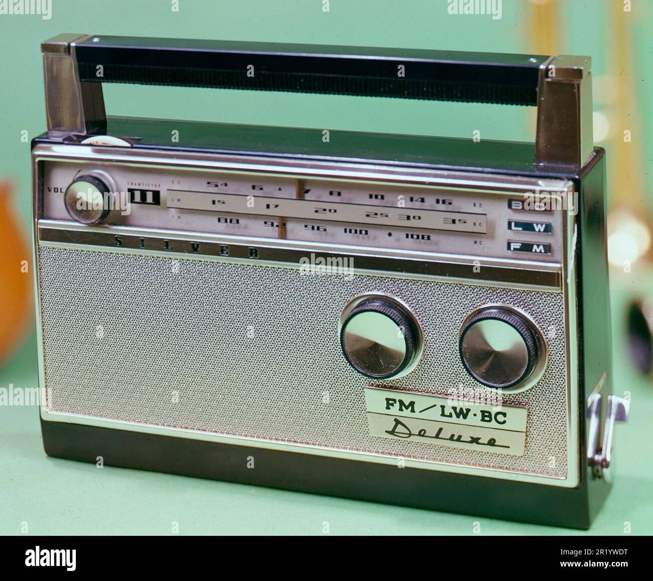 Transistor radio 1950s immagini e fotografie stock ad alta risoluzione -  Alamy