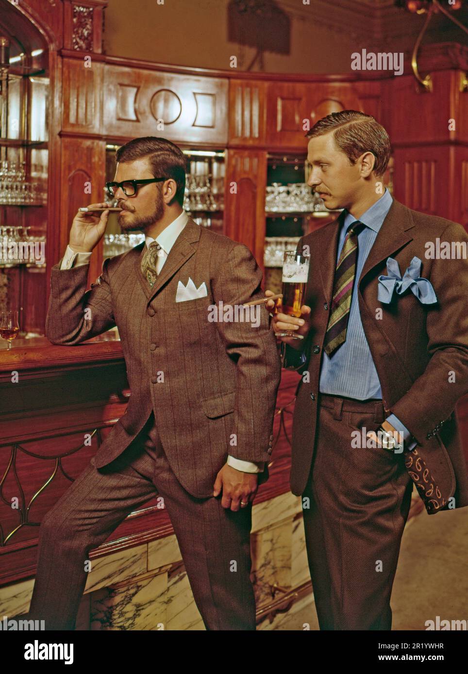 Negli anni '1960s. Due uomini ben vestiti raffigurati in un bar. Svezia 1965 BV95 Foto Stock