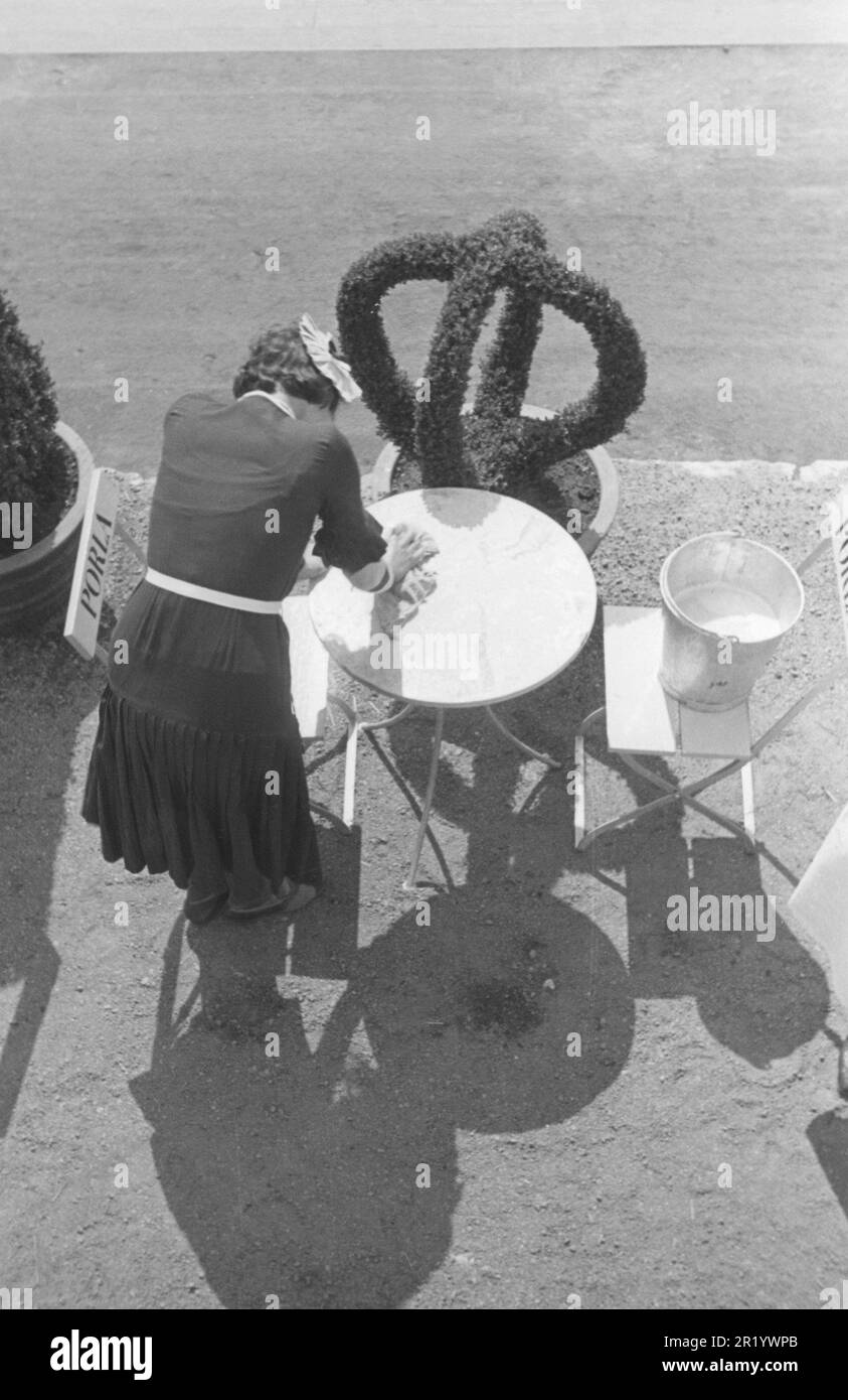 Lavorare in un ristorante negli anni '1930s. E' una foto scattata durante la grande mostra di Stoccolma che si è svolta dal 16 maggio al 29 settembre 1930 con quasi quattro milioni di visitatori. La cameriera di una caffetteria nel centro espositivo pulisce un tavolo. Foto Stock