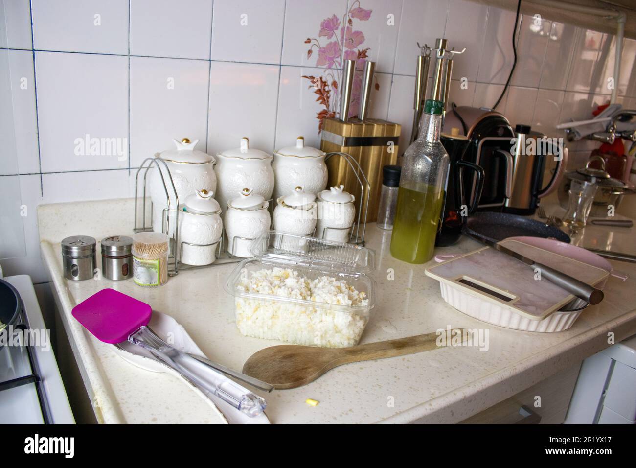 Pilaf e altri piatti preparati in cucina tradizionale turca. Foto Stock