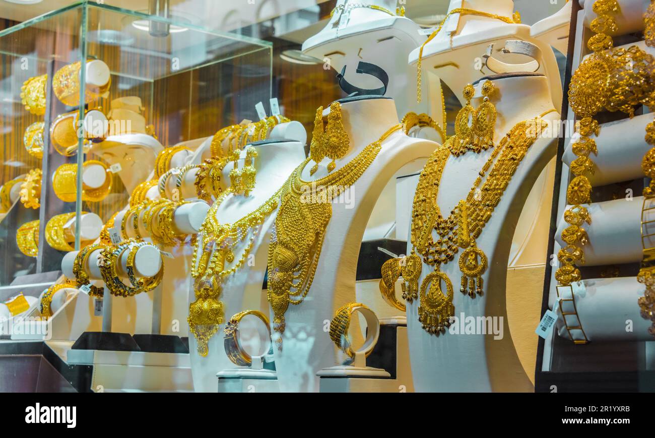 DUBAI, EMIRATI ARABI UNITI - 7 FEBBRAIO 2019: Mostra la vetrina di una gioielleria a Dubai Gold Souk, Emirati Arabi Uniti Foto Stock