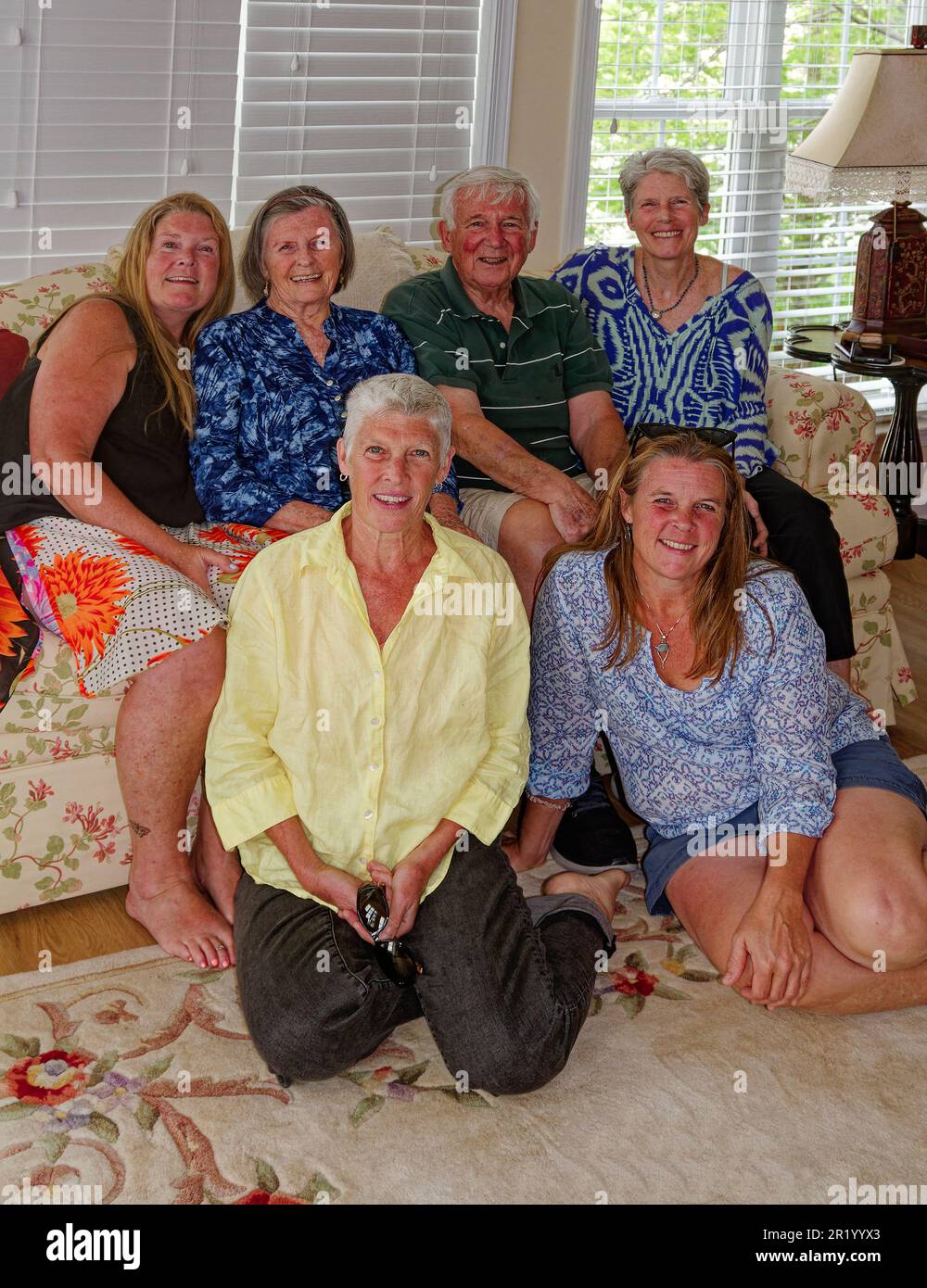 famiglia, felice, sorridente, genitori, 4 figlie adulte, Posando sul divano, MR Foto Stock