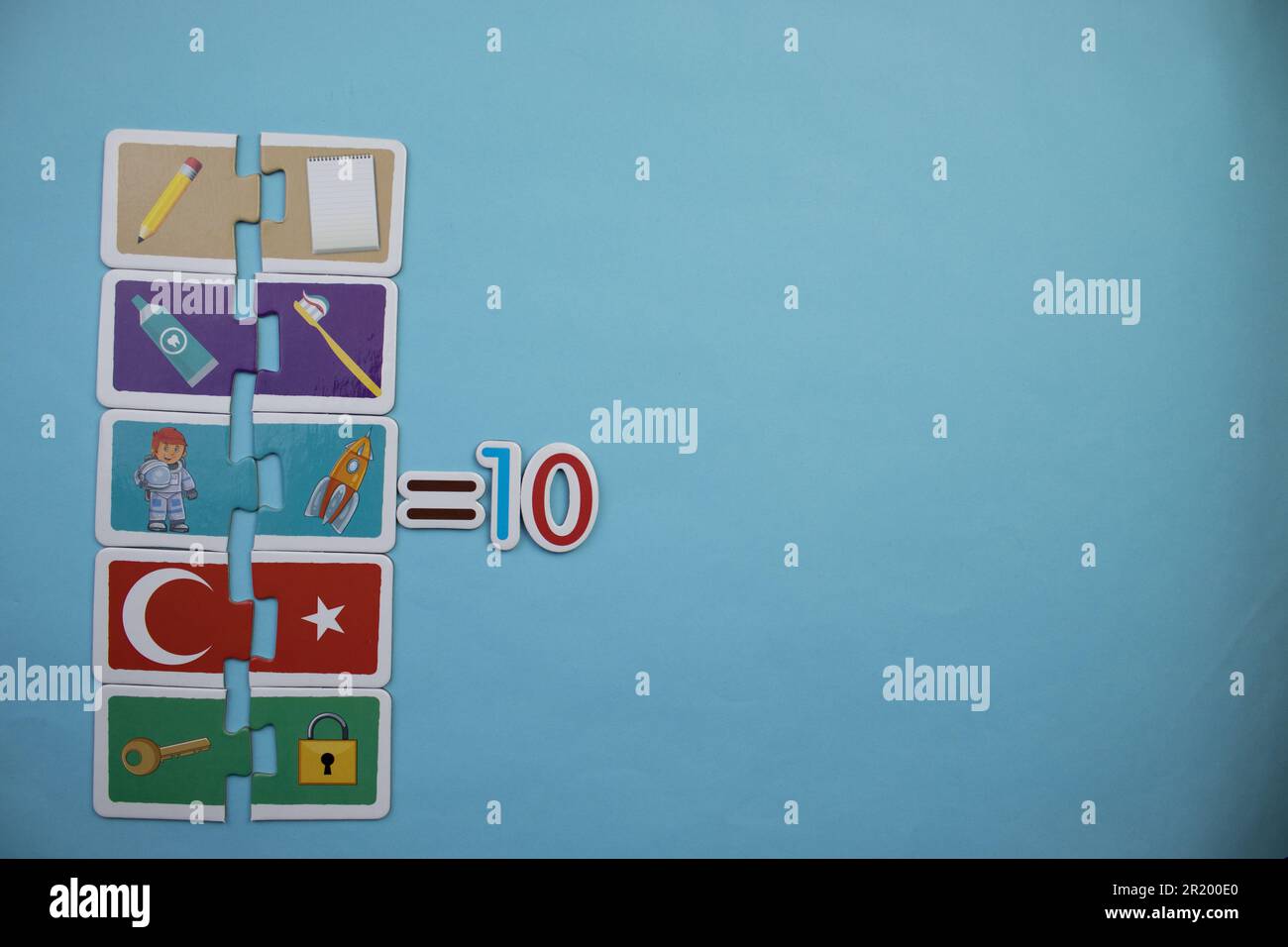 Funzionamento matematico con puzzle educativi disposti su uno sfondo blu. collezione, dieci Foto Stock