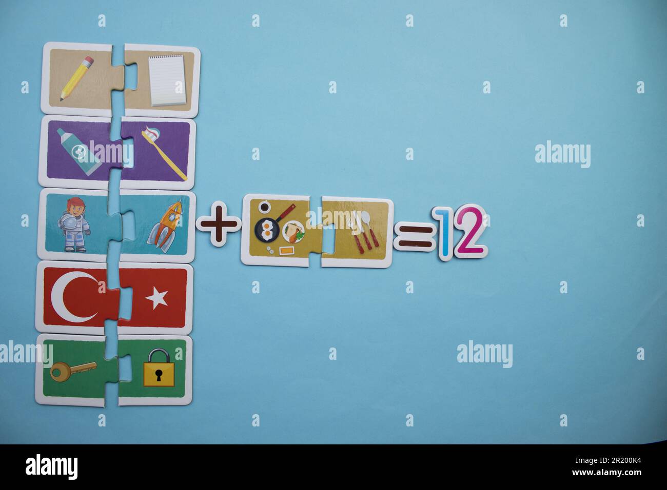 Funzionamento matematico con puzzle educativi disposti su uno sfondo blu. collezione, dodici Foto Stock