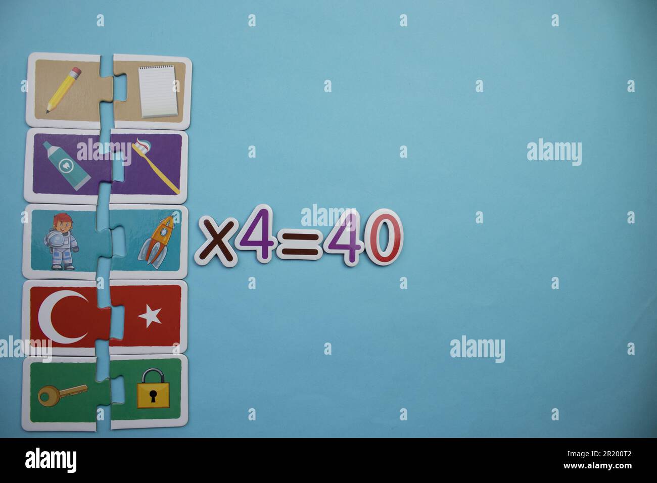 Funzionamento matematico con puzzle educativi disposti su uno sfondo blu. Moltiplicazione, quattro Foto Stock