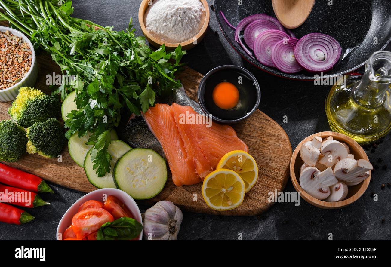 Ingredienti freschi preparati per cucinare su un tavolo da cucina Foto Stock