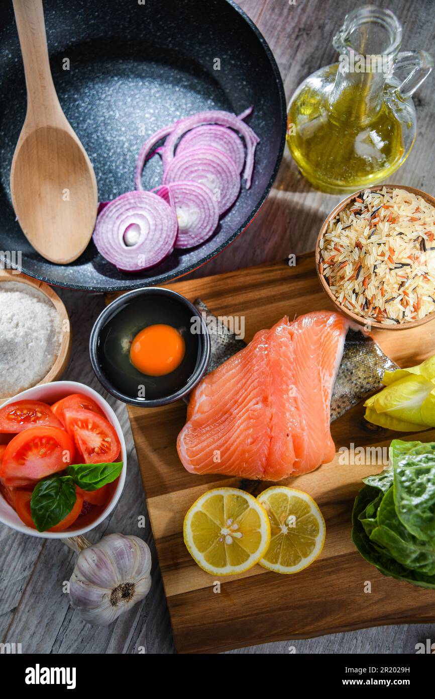 Ingredienti freschi preparati per cucinare su un tavolo da cucina Foto Stock