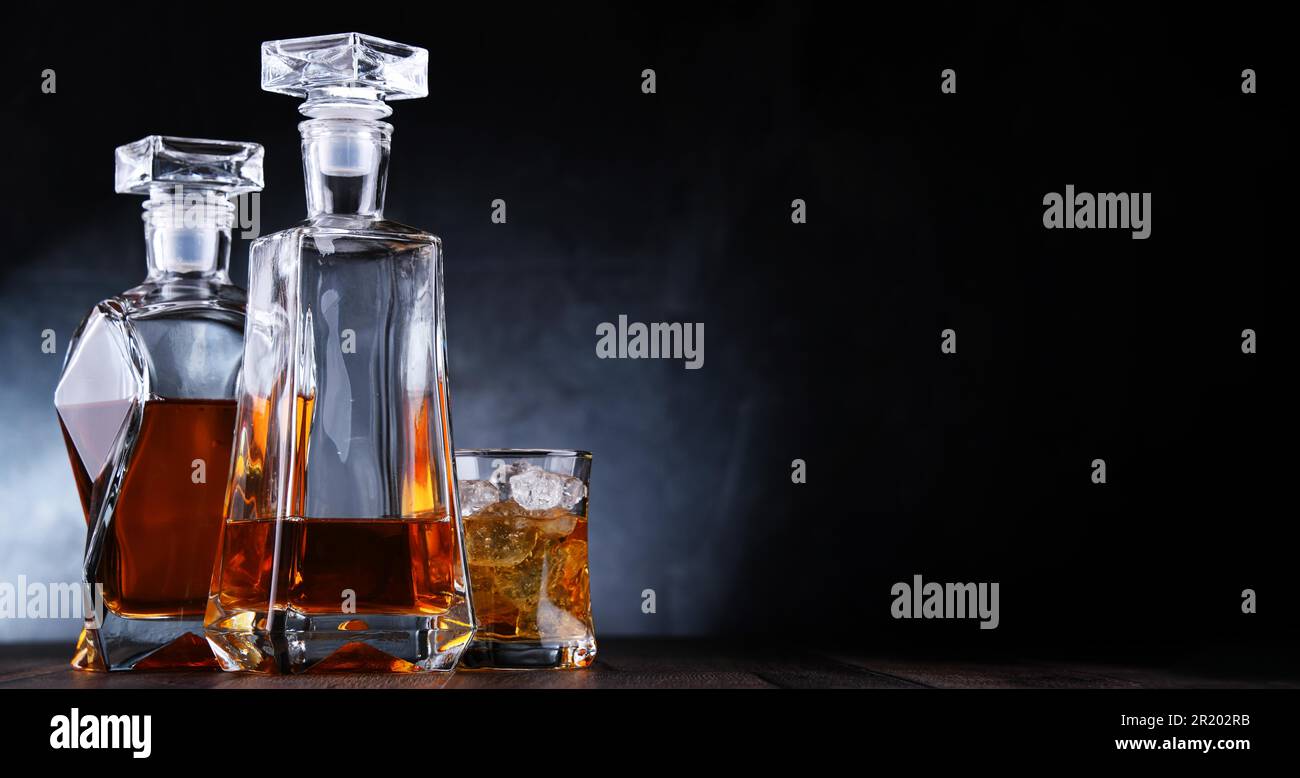 Composizione con un bicchiere e due decanter di whiskey Foto Stock