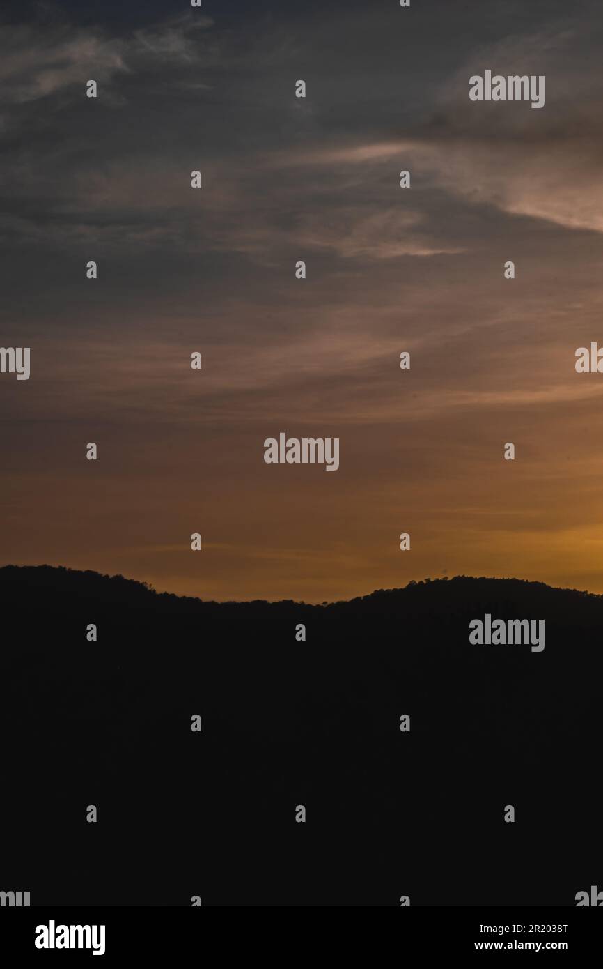 Silhouette di una montagna di sera, sfondo naturale. Foto Stock