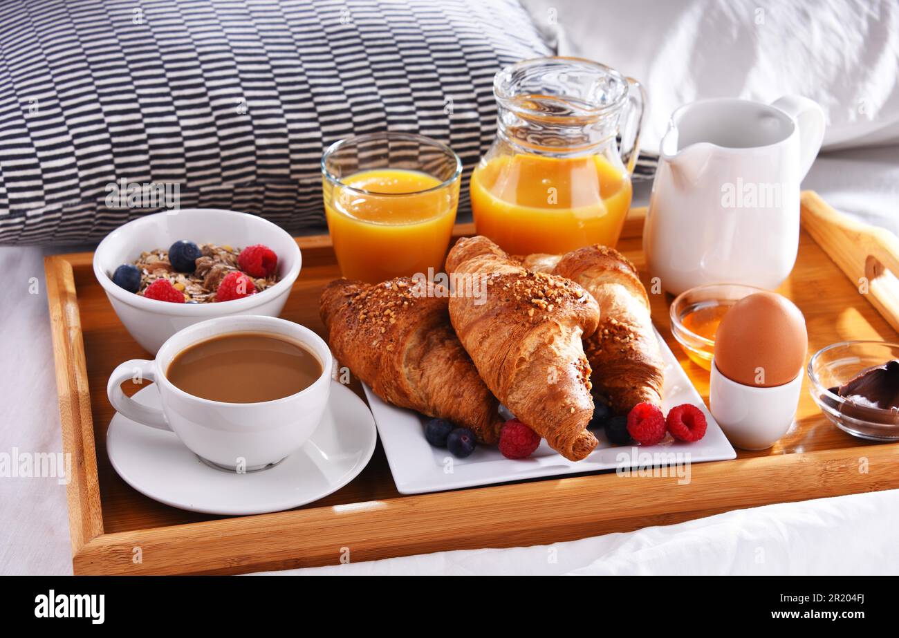 Un vassoio con colazione su un letto in una camera d'albergo Foto stock -  Alamy
