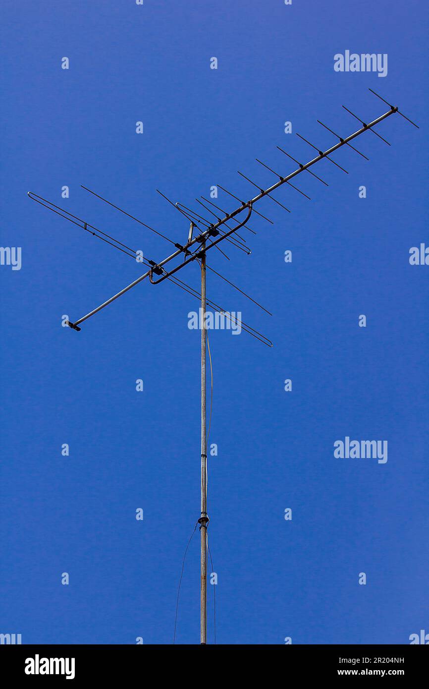 Vecchia antenna TV situata a casa Foto Stock