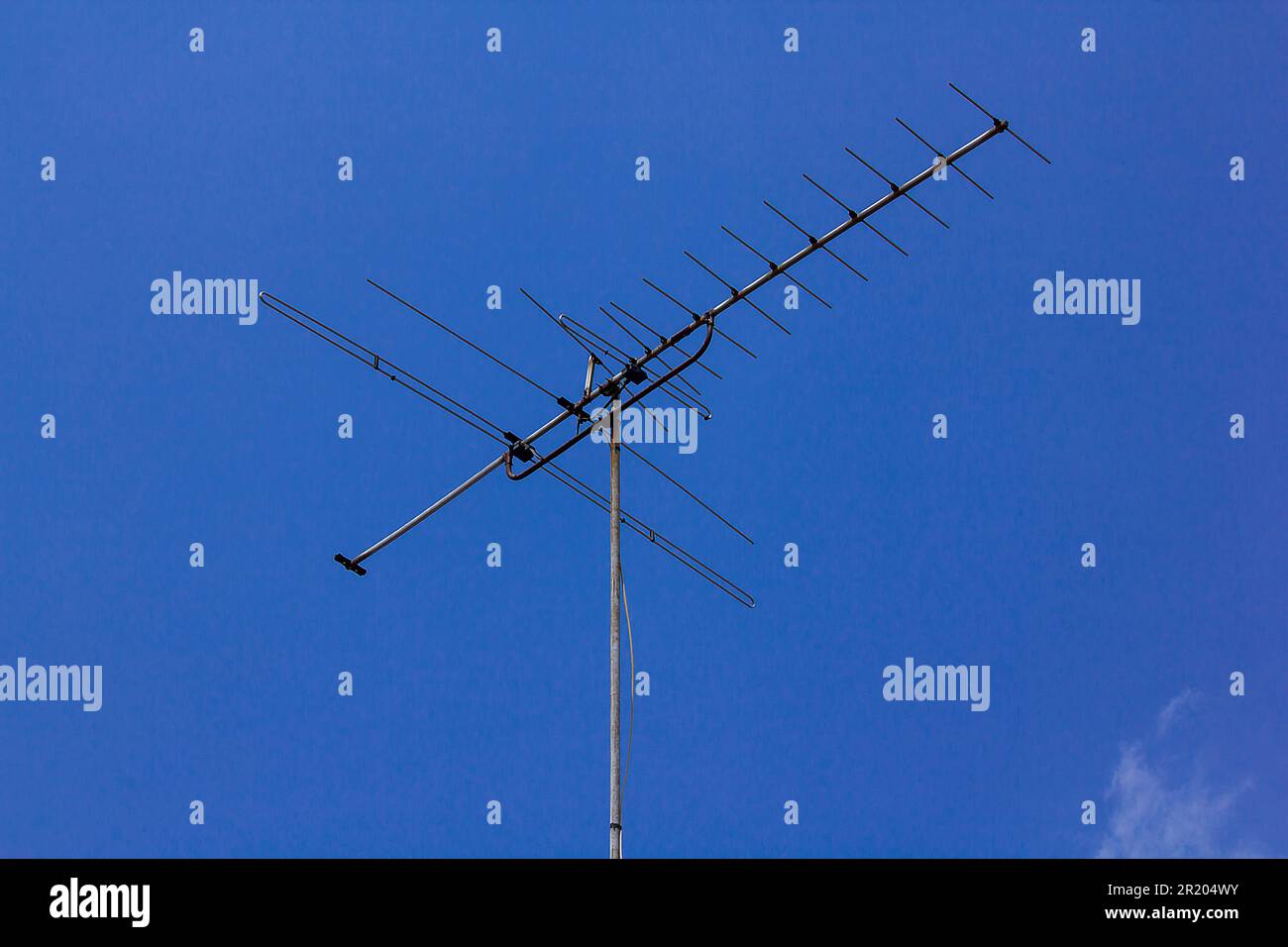 Vecchia antenna TV situata a casa Foto Stock