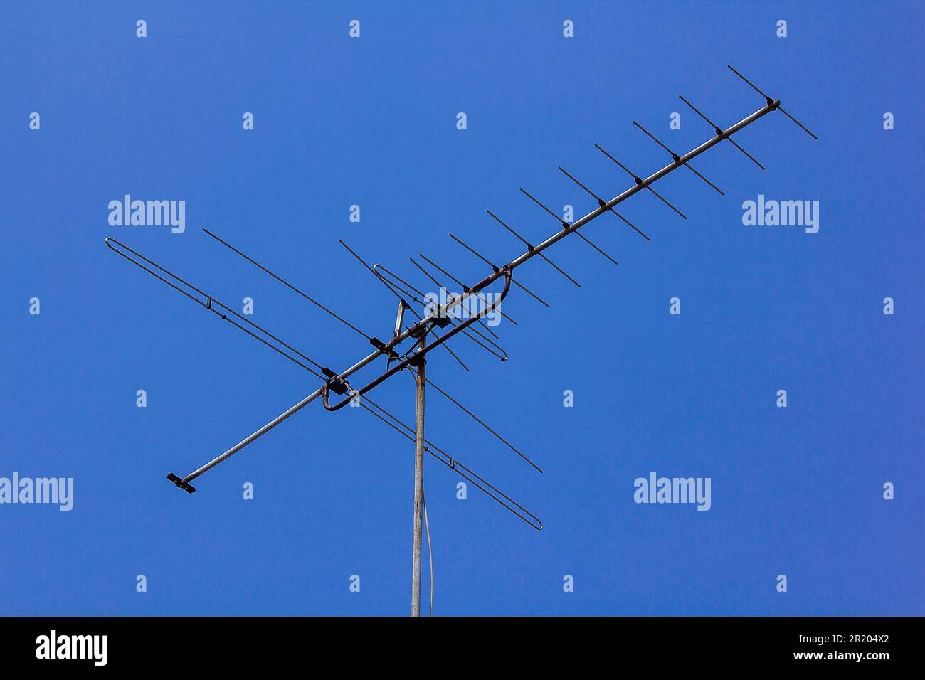 Vecchia antenna TV situata a casa Foto Stock