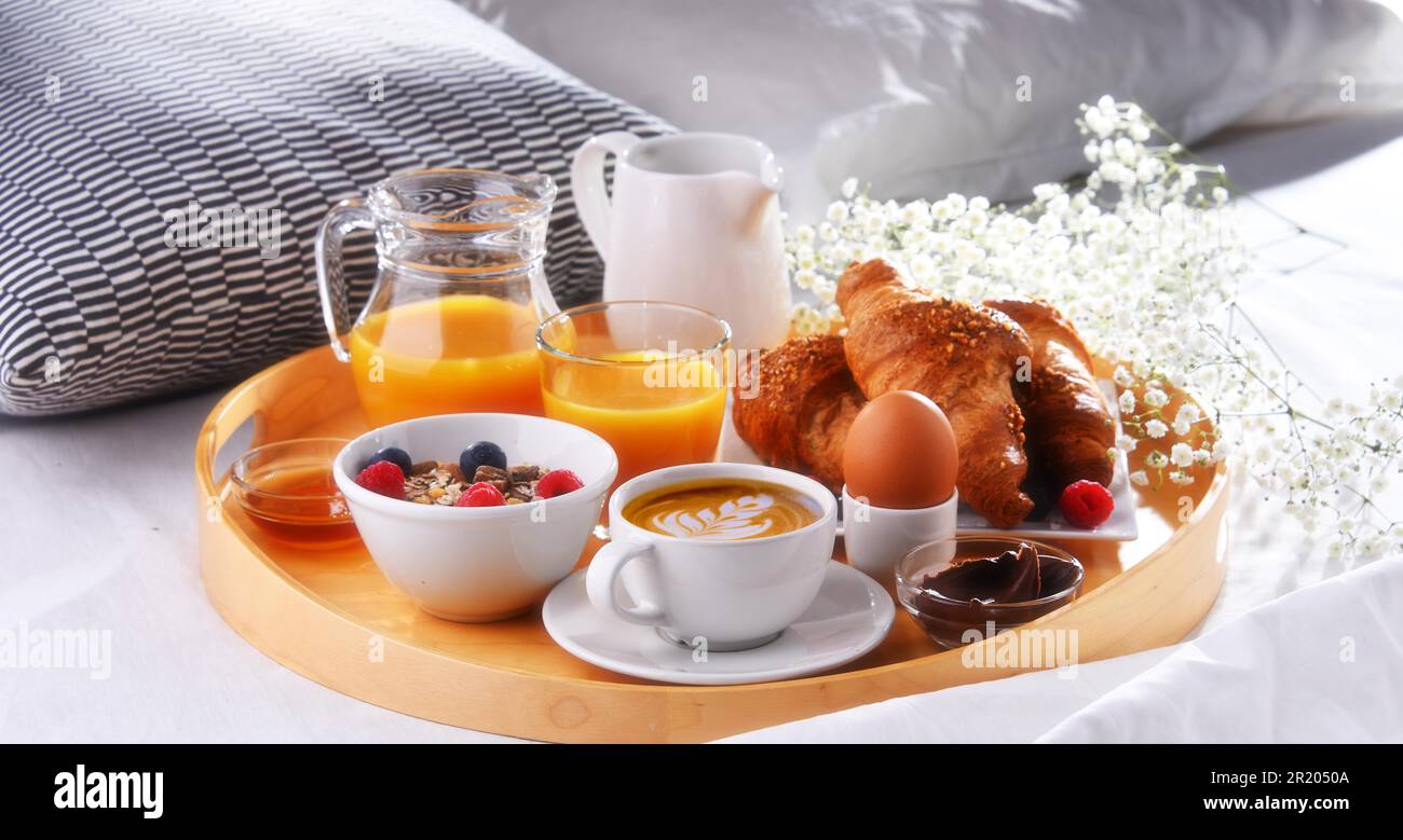 Un vassoio con colazione su un letto in una camera d'albergo Foto