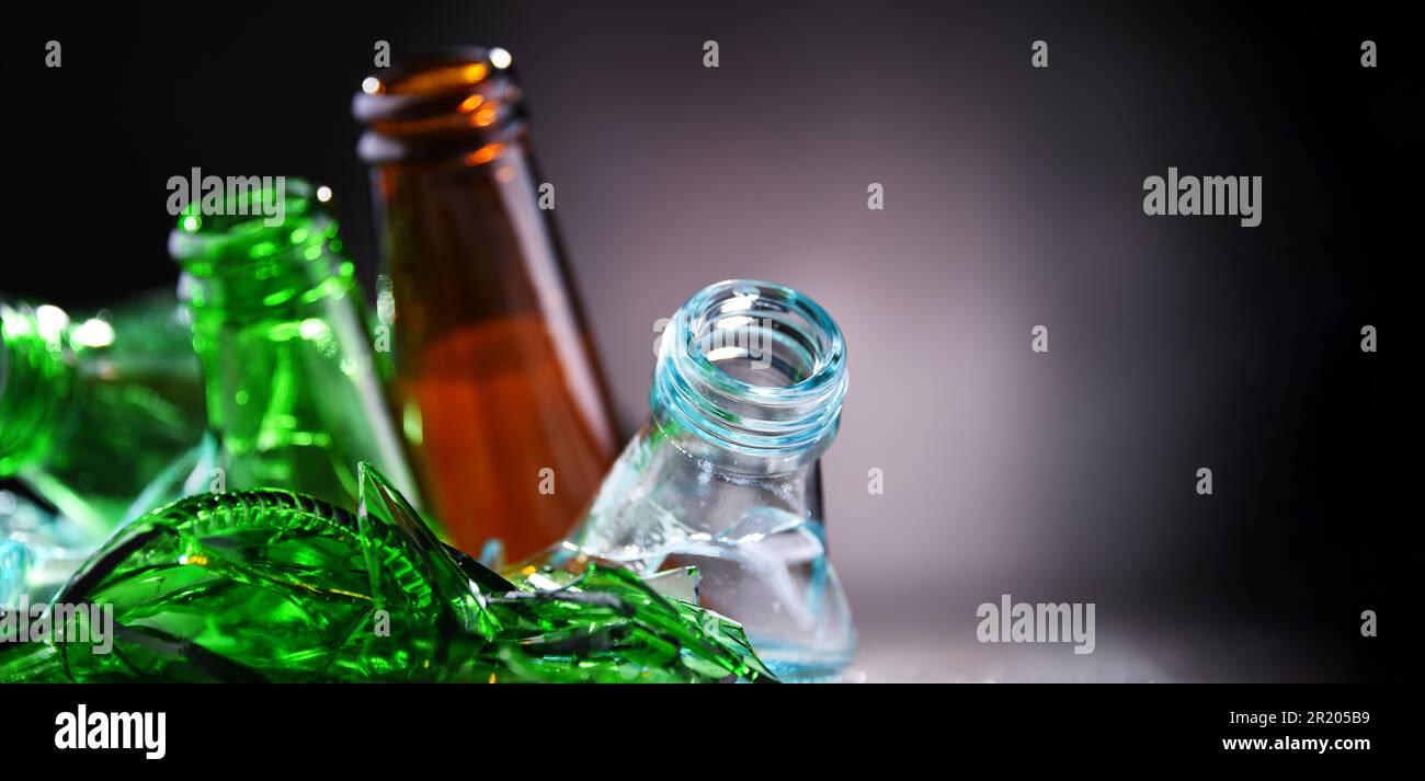 Bottiglie di vetro rotte e pezzi di vetro. Riciclaggio Foto Stock