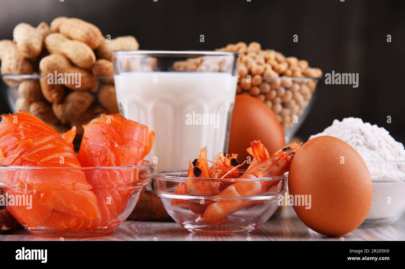 Composizione con allergeni alimentari comuni tra cui uova, latte, soia, arachidi, nocciole, pesce, frutti di mare e farina di frumento Foto Stock