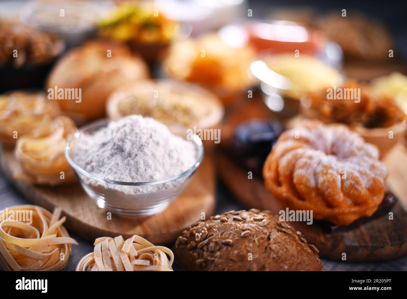 Composizione con varietà di prodotti alimentari contenenti glutine Foto Stock