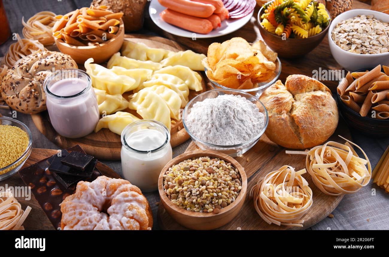 Composizione con varietà di prodotti alimentari contenenti glutine Foto Stock