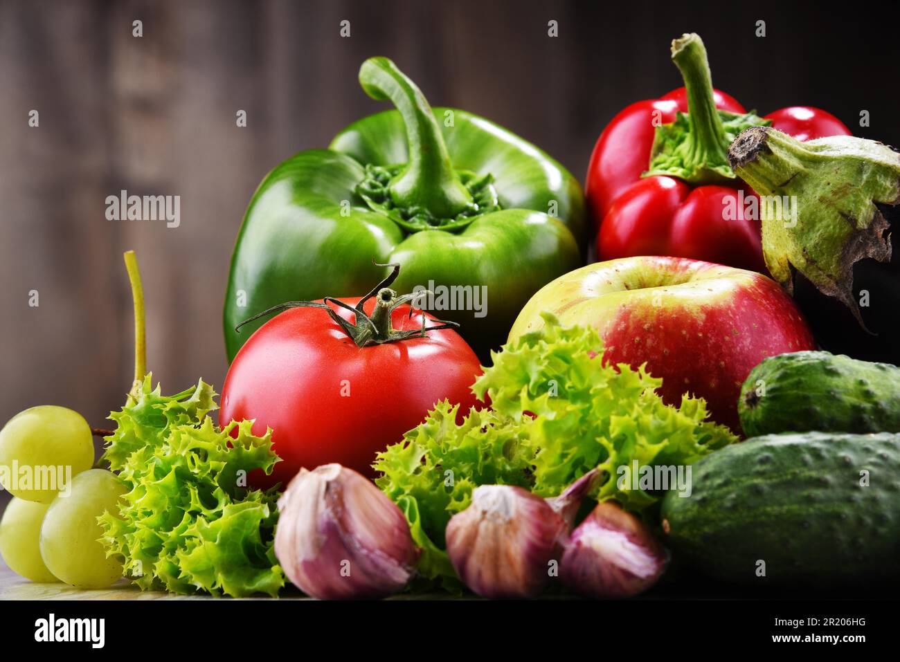 Composizione con verdure e frutta biologiche fresche Foto Stock