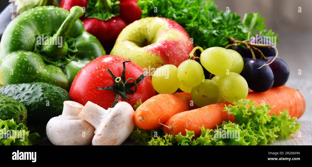 Composizione con verdure e frutta biologiche fresche Foto Stock