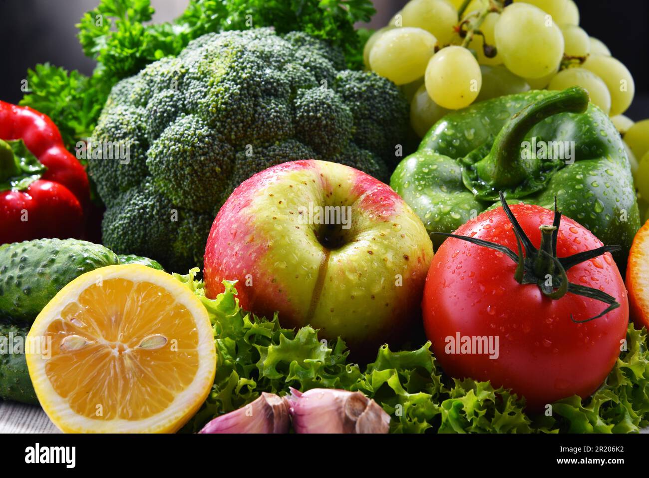 Composizione con verdure e frutta biologiche fresche Foto Stock