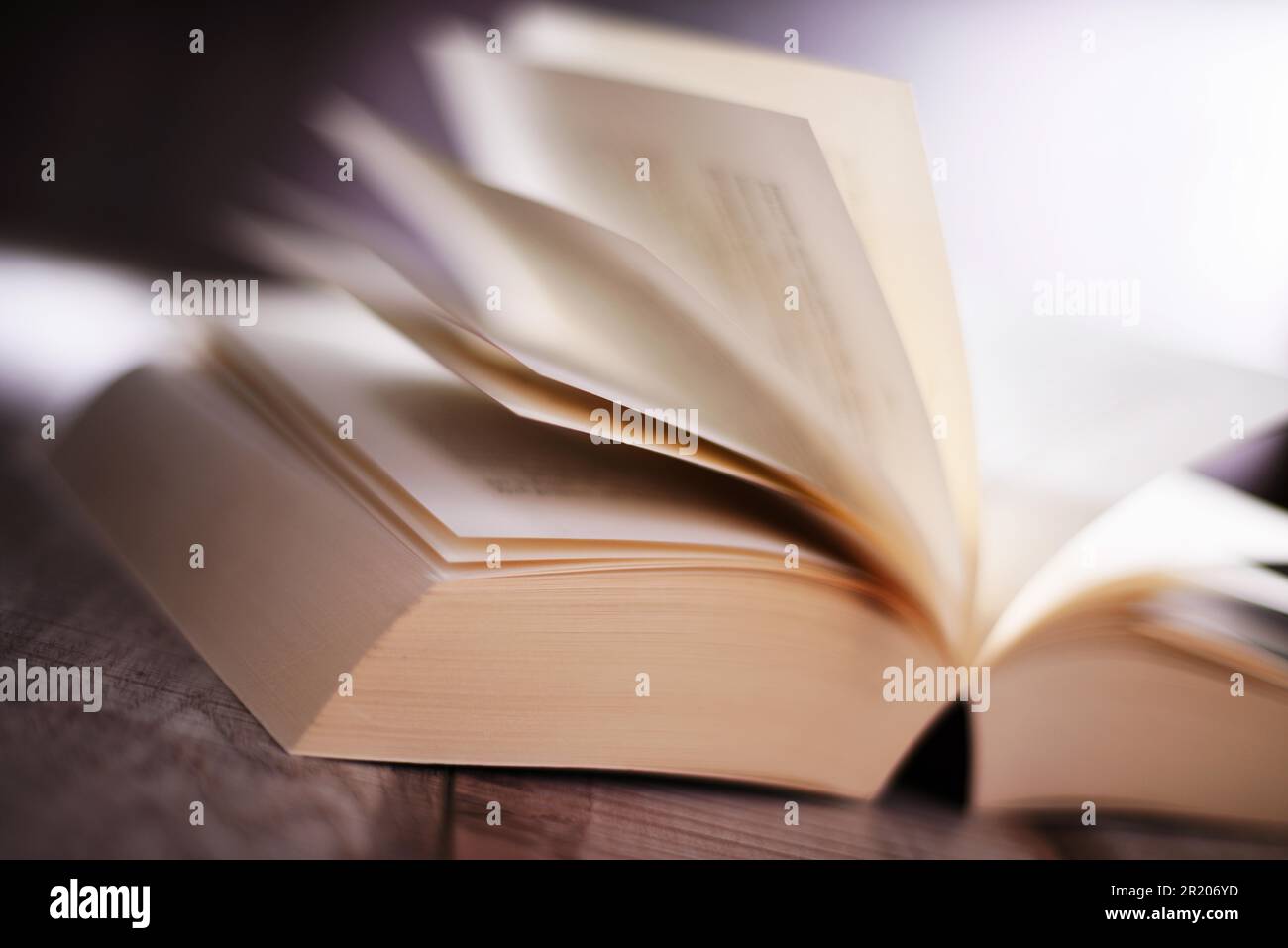 Composizione con il libro aperto sul tavolo Foto Stock